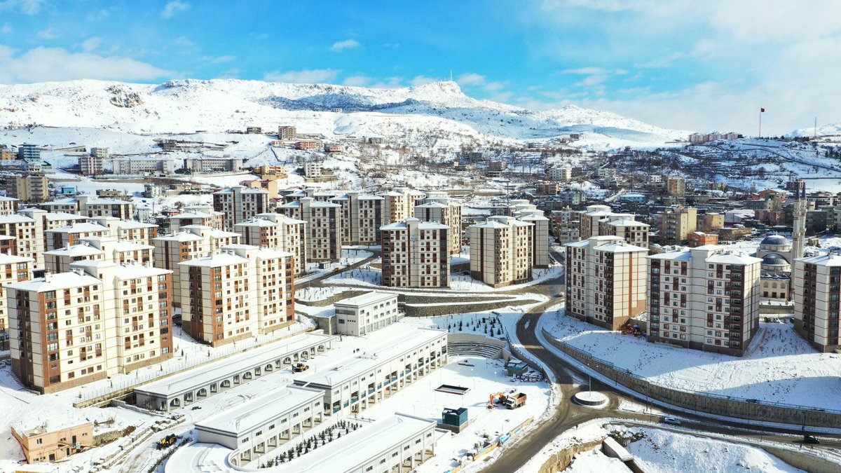 ismailcatakli's tweet photo. Biraz utanmanız olsa, bu Ülkeye ve Kürt kardeşlerimize saygınız olsa böyle bir paylaşımınız olmazdı..
Siz yaktınız, yıktınız,
Sn Cumhurbaşkanımız yaptı...
Bir not daha:
Bu yeni kampanya talimatını  nereden aldığınızı yakında açıklayacağız! https://t.co/3Be4MF71d1