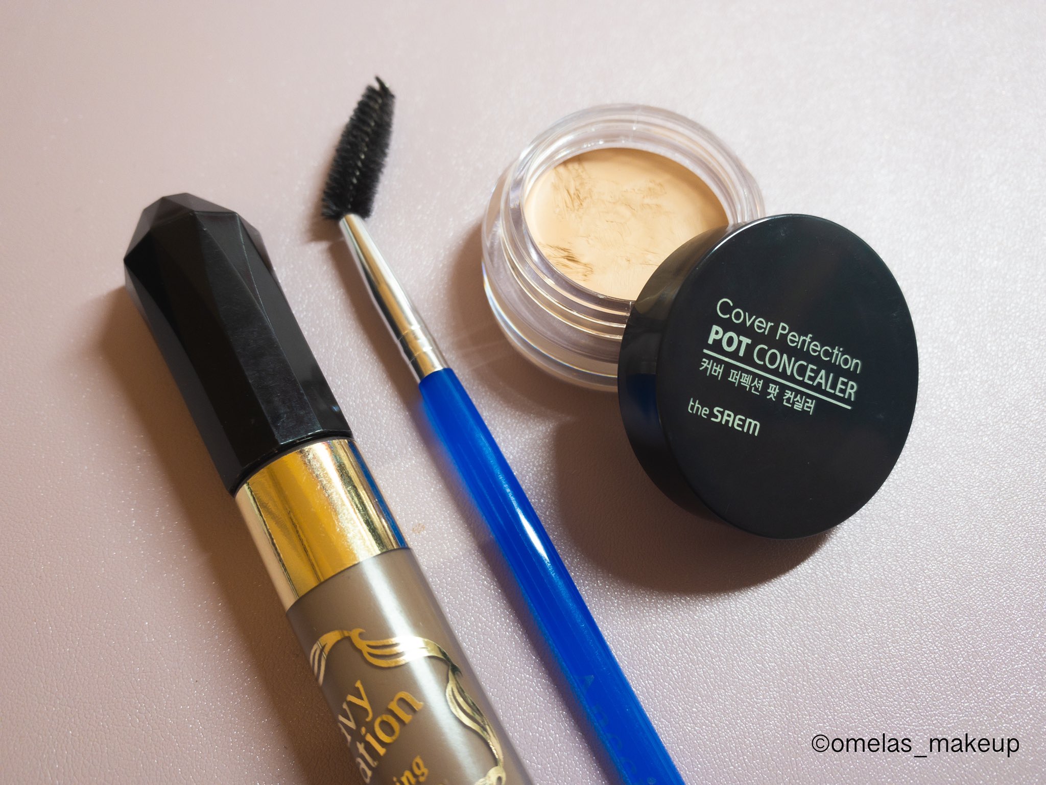 おめらす 韓国コスメブロガー 眉毛が元から濃いめで しっかりした毛質の方の中にどんな眉マスカラをしても 余分なのをティッシュで取ったりしても どこかモサッとしてしまう 野暮ったい感じになるよという方は 眉マスカラの前に 固形コンシーラーを