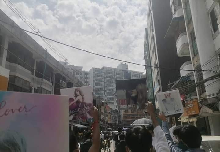 ESuluck's tweet photo. Myanmar Swifties fandom protesting for democracy holding the paper containing "Only the young" lyrics,and some album covers of Taylor.@taylorswift13
#WhatsHappeningInMyanmar
#Feb8Coup https://t.co/9r6tMs7cvQ