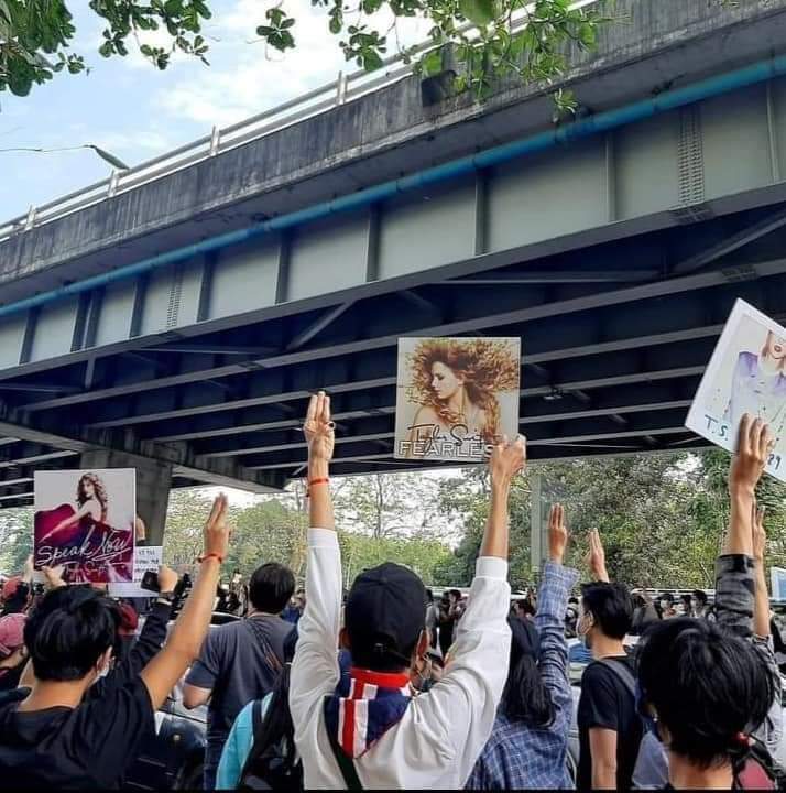 ESuluck's tweet photo. Myanmar Swifties fandom protesting for democracy holding the paper containing "Only the young" lyrics,and some album covers of Taylor.@taylorswift13
#WhatsHappeningInMyanmar
#Feb8Coup https://t.co/9r6tMs7cvQ
