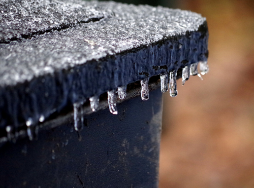 gem_Oldebroek's tweet photo. I.v.m. het winterweer, het volgende:
- Restafval zamelen we zo veel mogelijk in.
- GFT-afval wordt niet opgehaald. Vanwege het vastvriezen en schade aan de containers tijdens het leegkloppen.
- Oud papier wordt beperkt opgehaald. We kijken wat mogelijk is. #vanwerven #afval https://t.co/Wmf6RaEZ2k