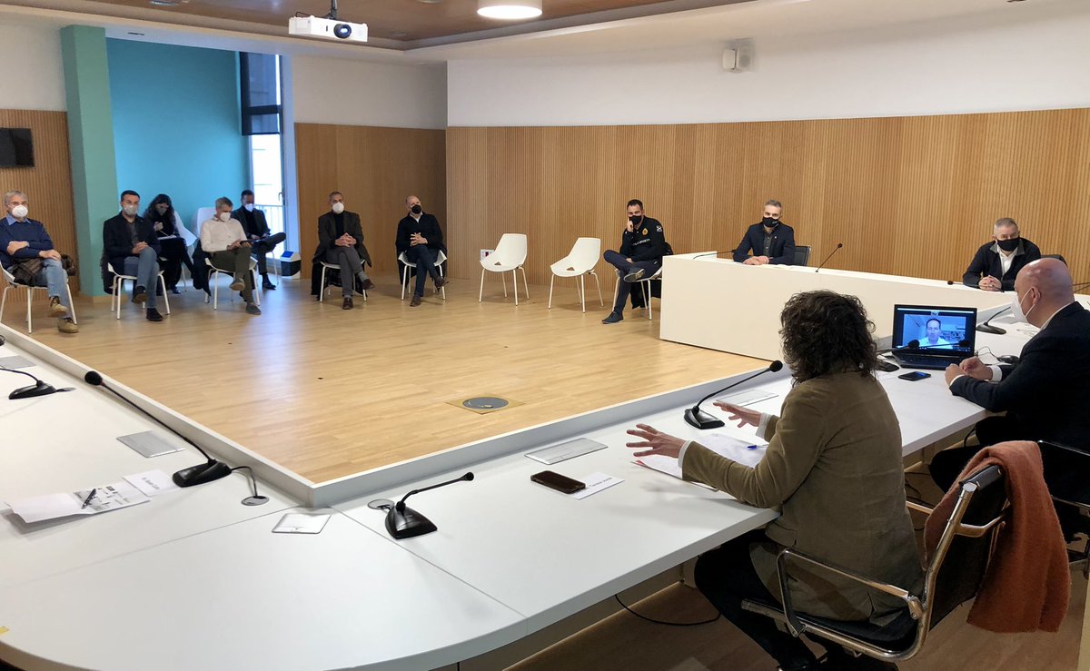 La #consellera <a href="/TeresaJorda/">Teresa Jordà</a> i el #conseller <a href="/damiacalvet/">Damià Calvet i Valera</a> es reuneixen amb la Taula de Consens pel Delta a <a href="/larapita/">La Ràpita</a> per analitzar el pla de protecció anunciat pel <a href="/mitecogob/">Transición Ecológica y Reto Demográfico</a>