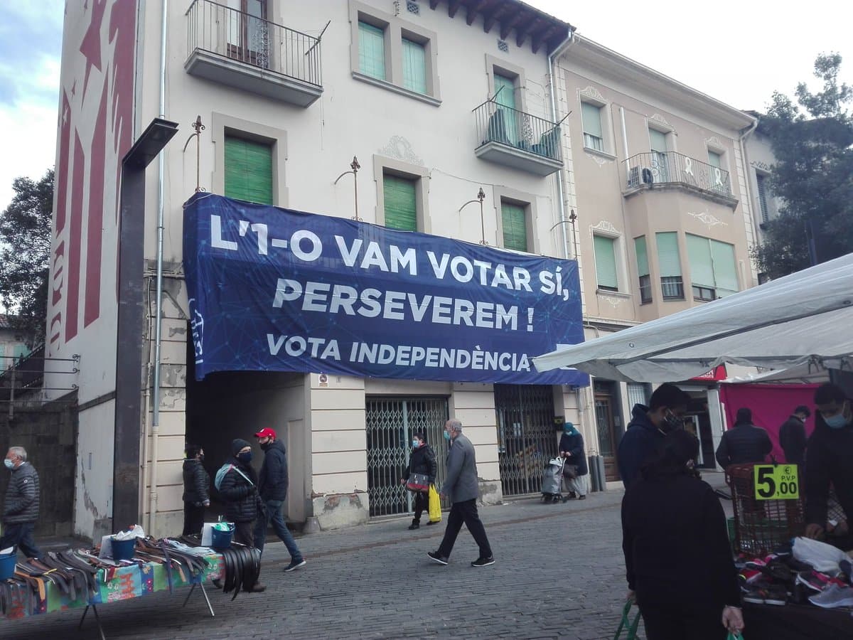 ANC col·loca la pancarta gegant al mercat setmanal d'Olot a la Garrotxa  #Olot  <a href="/assemblea/">Assemblea Nacional Catalana</a>