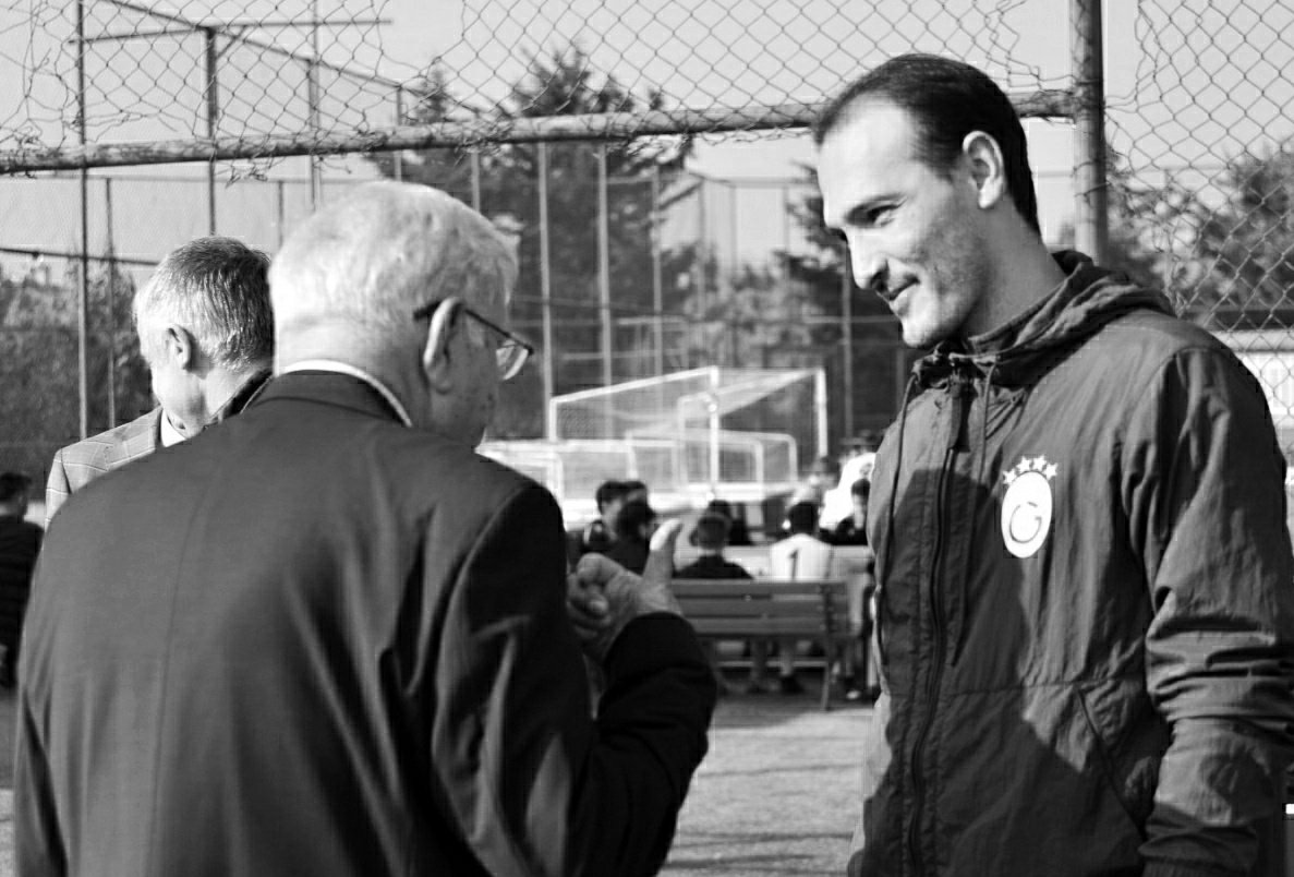 Galatasaray'a adanmış efsane bir yaşam.
"Hocaların Hocası" mekanınız cennet olsun.
Daha çok anlatsaydınız, daha çok dinlerdim.
Benim için büyük bir lütuf. #AhmetKeskinkılıç