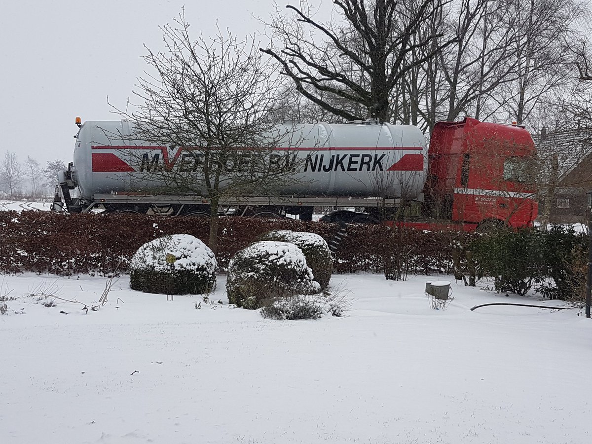 Deze vracht wagen van M Verhoef, probeert weg te rijden maar daar denken de remcilinders anders over. Bregje,vocht, vorst, geen goede combinatie.