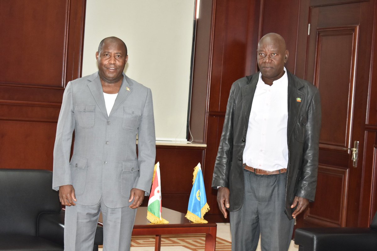 RTNBurundi's tweet photo. #Burundi Le Chef de l'État @GeneralNeva reçoit en audience le multiplicateur des semences sélectionnées répondant au nom de Jean Gatabazi originaire de @KirundoProvince, commune #Bwambarangwe, zone #Bugorora. https://t.co/EeGCydK7ru