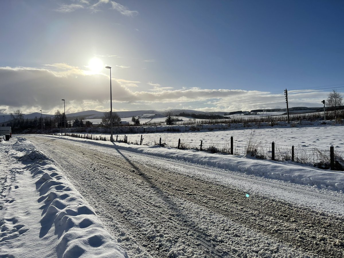 GazMcIntyre's tweet photo. There’s only 1 Insch, but there’s 7 inches... sooooo lovely and calm. @WindyWilson88 @BBCScotWeather @BBCNorthEast #winter #snow #scotsnow #calm #aberdeenshire #beautiful #deep #snowfall https://t.co/p3sCgMdm5z