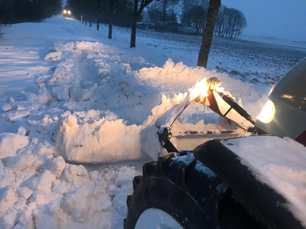 Een aantal inwoners is samen aan de slag om stoepen en straten sneeuwvrij❄️ te maken. Boeren zijn buitenwegen aan het schoonvegen. Super, dank allemaal! Want wij kunnen het niet alleen. We hebben onze handen vol aan de hoofdroutes.
Help je ook mee?