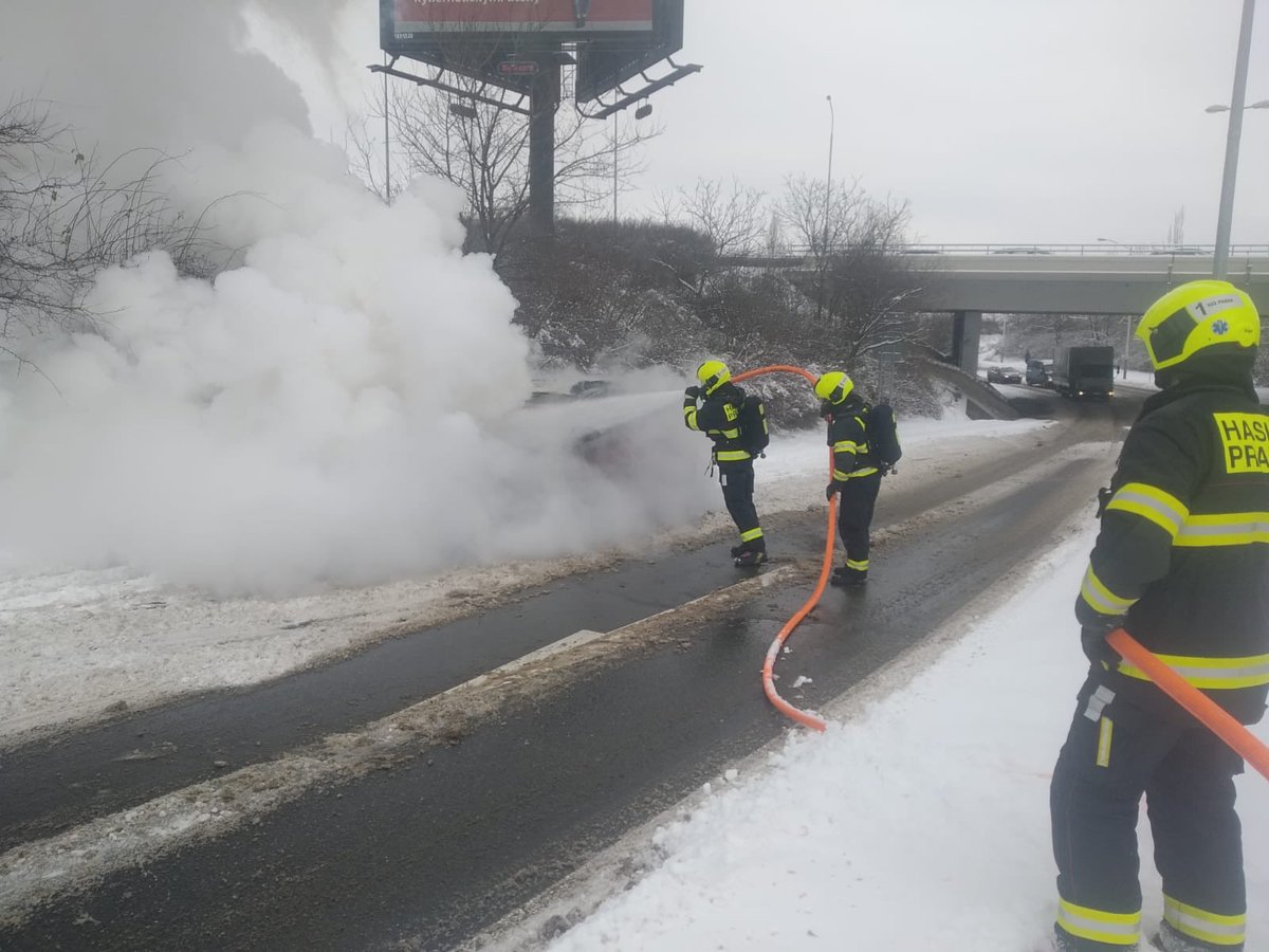 V ulici Na strži v Praze 4 jednotka z centrální stanice rychle zlikvidovala požár osobního auta.