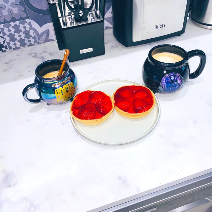 Snowy morning, hot latte and strawberry tarts ? perfect plot ? https://t.co/QrBgHxIEjL