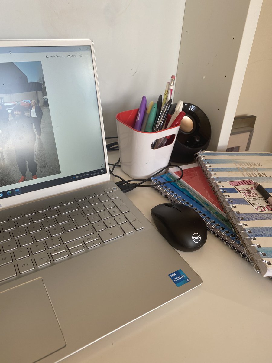 KelliMcRob29's tweet photo. After nearly a year of home working and not really having any dedicated office space at home. After surfing sofa, kitchen etc I have finally set up a base in spare room and already feel more productive!#homeoffice #extrapens #clearmind https://t.co/loinJhFaf9
