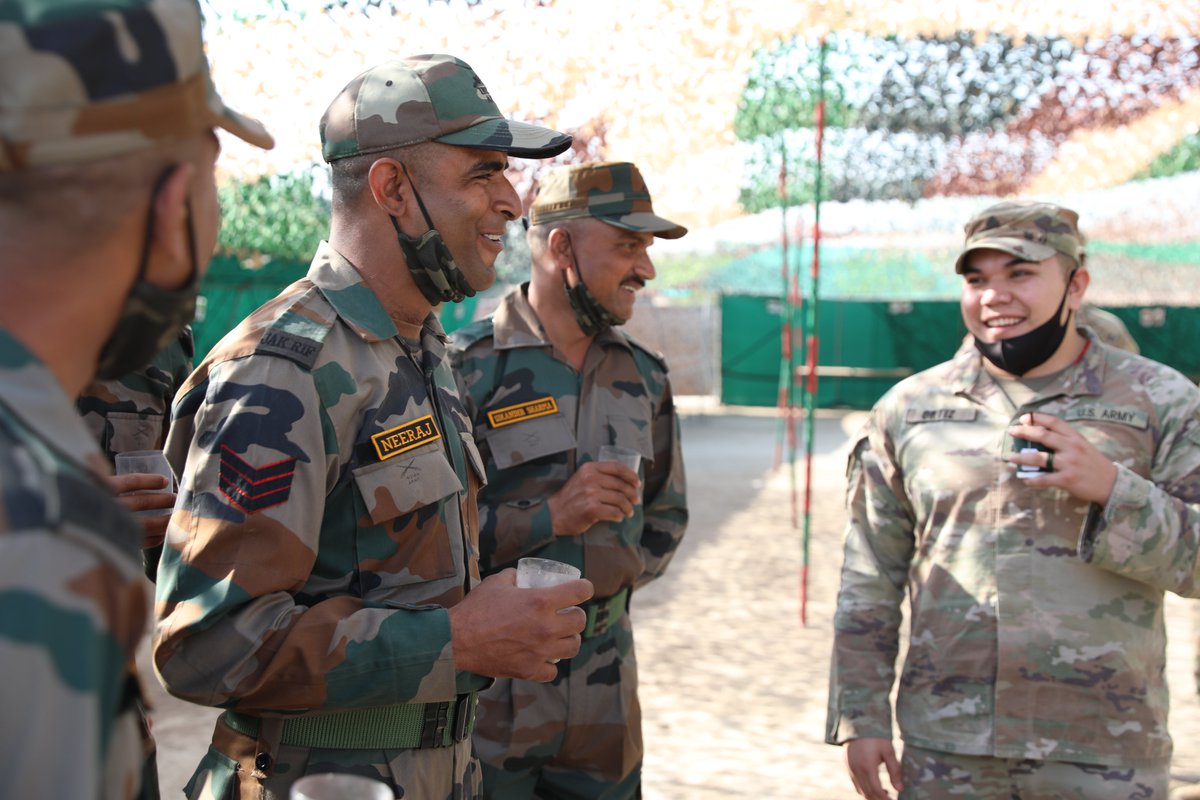 Defence_Nation's tweet photo. Indian & U.S. soldiers share some laughs and tea at a Training base in Rajasthan on 1st day of Yudh Abhyas.🇮🇳🇺🇸
.
.
#IndianArmy #USArmy #GhostBrigade #YudhAbhyas #Rajasthan #JaiHind #DefenceNation https://t.co/HDSdeXUo4u