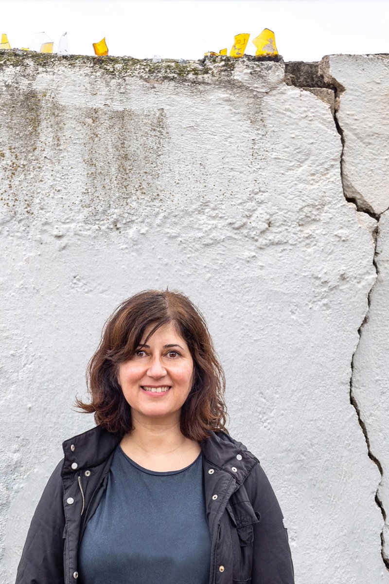 "Me gustaría que esta obra nos hiciera pensar en el sentido de comunidad perdido y si podemos empezar una nueva vida obviando el peso del pasado.  Menosprecio de aldea es una comedia voraz y salvaje que aborda tantas cuestiones que no nos dejará indiferentes"