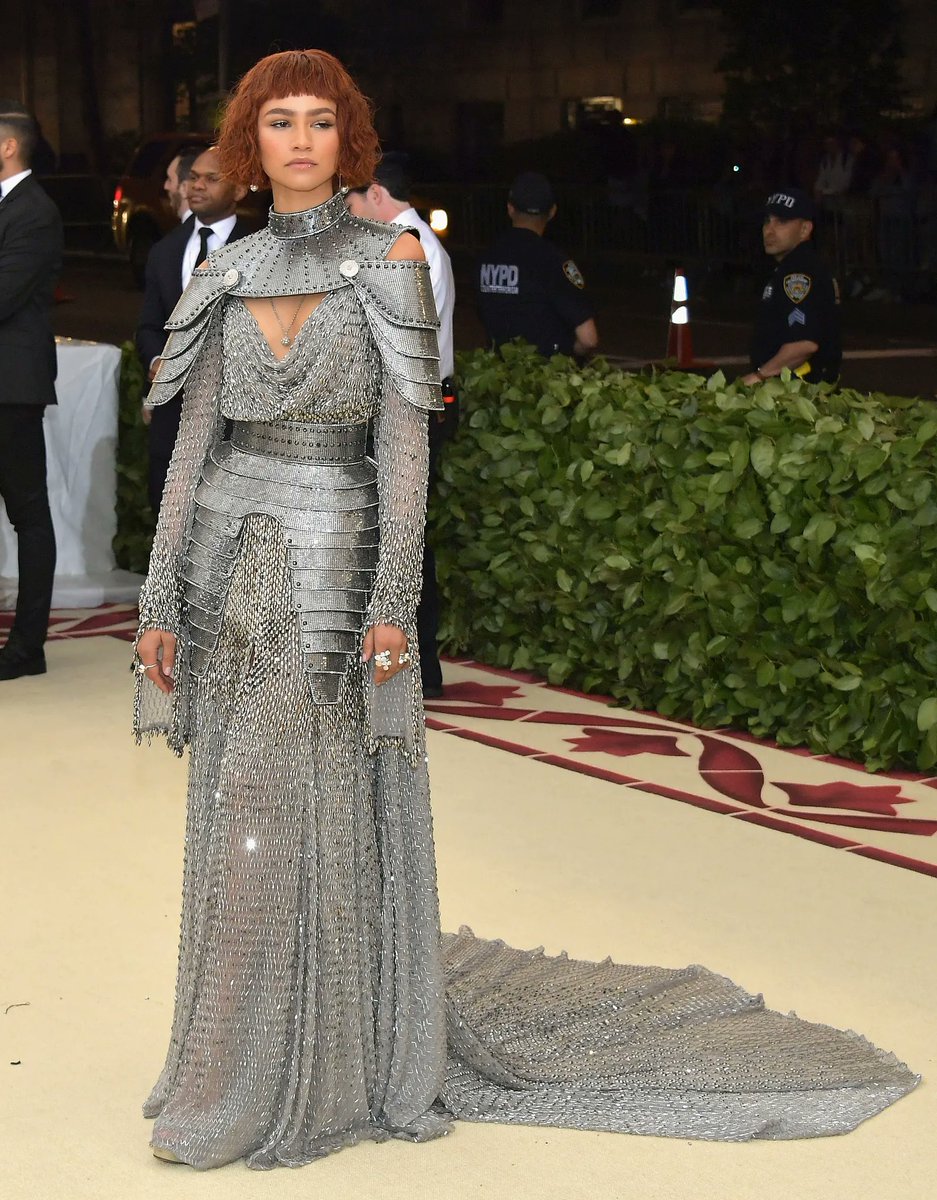 THREAD : Les femmes en armure, un kink, une passion, un mode de vie. (et au feu la cohérence historique, gloire aux anachronisme au service du département costumes).1. Zendaya sauce Jeanne d'Arc au Met Ball.