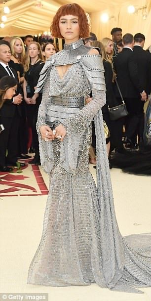 THREAD : Les femmes en armure, un kink, une passion, un mode de vie. (et au feu la cohérence historique, gloire aux anachronisme au service du département costumes).1. Zendaya sauce Jeanne d'Arc au Met Ball.