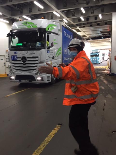 the_IRU's tweet photo. Happy Monday from 🇬🇧! Mirosław was off the ferry in Dover & easily through UK customs checks with his #TIR carnet - a declaration & guarantee in one for his 🇵🇱 goods. Straight onto the M20 🛣️to his destination. @RHANews #ZMPD #Sachstrans @FNTR #HiBrexit #TIRisreadyforYou https://t.co/zx1rig86Qy