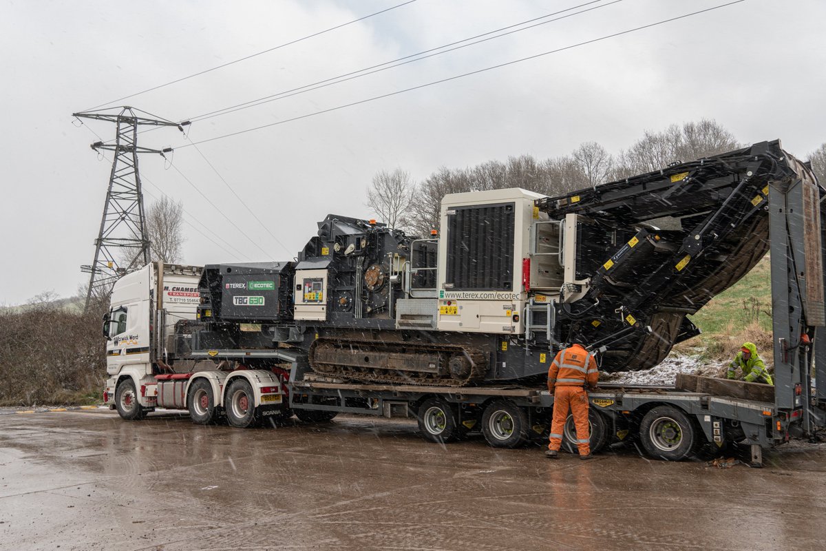 warwickward's tweet photo. The @TerexEcotec TBG 630 High-Speed Shredder heading out on demo. We offer the full range of Terex Ecotec recycling equipment here at Warwick Ward. For more information head to our website or drop us a message. #TerexEcotec #TBG630 #HighSpeedShredder #Recycling #WarwickWard https://t.co/XtYNEWwaVb