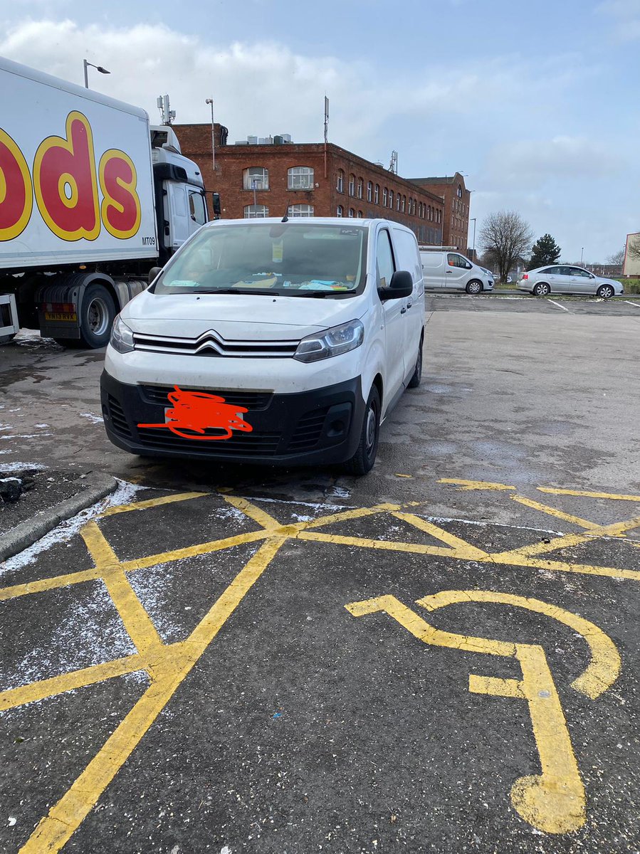 gmptraffic's tweet photo. The driver of this van was seen on his mobile phone on Oldham Road, Failsworth by #XT21. When stopped he was found to have a revoked licence and no insurance. Vehicle #seized and driver will be reported to court. #DriveInsured #wrongfortheroad https://t.co/7Uu9g5fULn