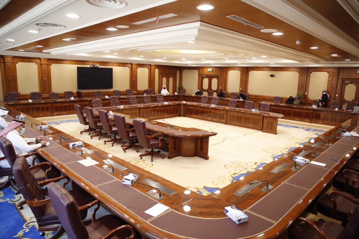 معالي رئيس #جامعة_طيبة د. عبدالعزيز السراني خلال تكريم الطلبة المرشحين في #قمم :وجود 4 من الطلبة بين ٥٠ تم ترشيحهم في برنامج قمم هم من أبناء #المدينة_المنورة ومن #جامعة_طيبة يدعو للفخر والاعتزاز ، أهنئكم ومبارك لنا جميعاً بكم.