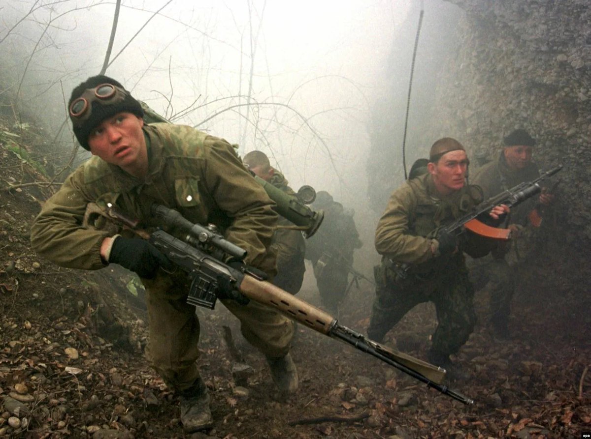 Бойцы 810-й отдельной бригады морской пехоты КЧФ РФ. Чеченская республика, февраль 2000 года.