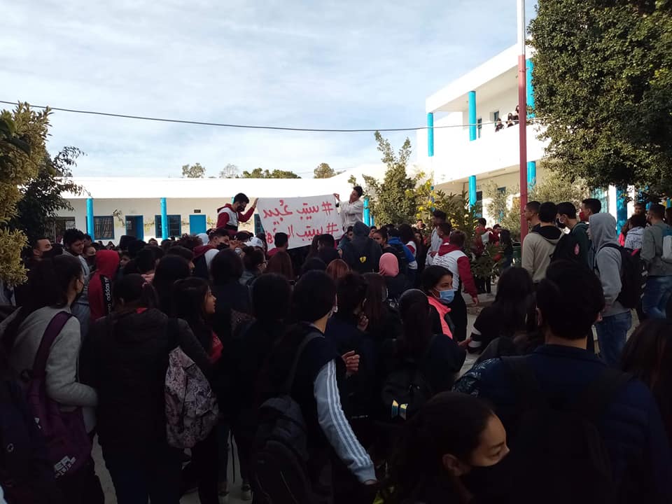 ProtestsMedia's tweet photo. Dozens of youth protested at the town hall of the northeastern city of #Akouda, waving anarchist flags and dropping banners to demand free and public education for all of #Tunisia.
https://t.co/ilbHsgMfKq https://t.co/txBGJrh0k5