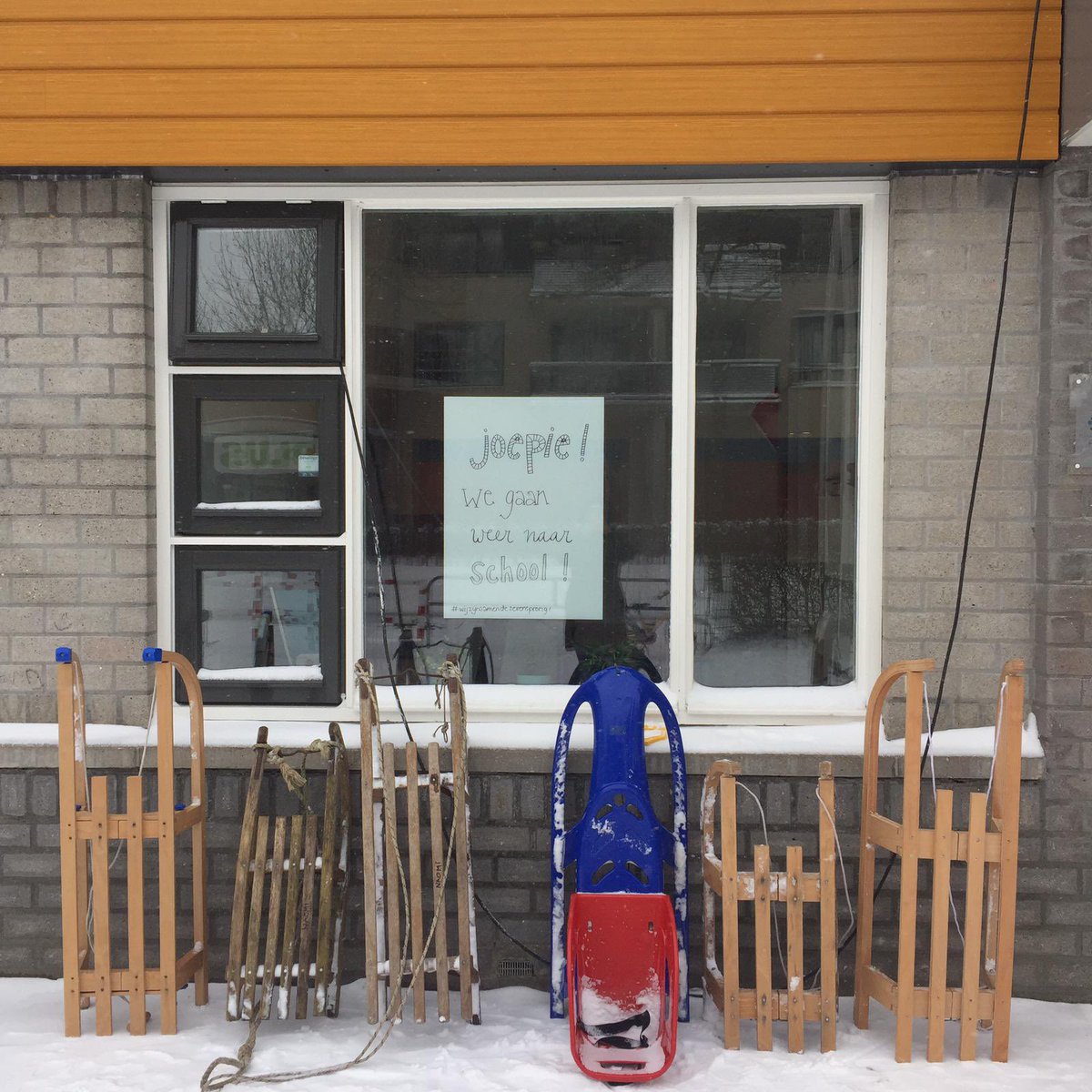 arieslob's tweet photo. Gesprek gehad over opening van de scholen met schoolleider Marian de Haan, Katholieke Basisschool De Zevensprong in Houten. Ze stuurde me deze mooie foto van de parkeerplaats bij de school vandaag. https://t.co/eCTQMZapvW