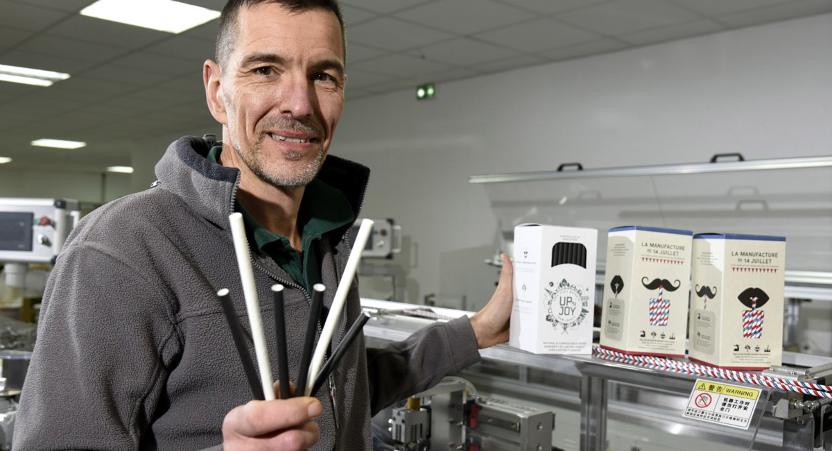 sqy's tweet photo. #EntrepriseLocale 👍
Rencontre avec Frank Scheunemann, fondateur de #BlackSystem, fabricant de paille écologique ! 🥤
▶️Produites localement à Ville de Trappes ces pailles sont fabriquées dans le respect de l'environnement :
https://t.co/TAgmLLE9TQ https://t.co/288djHMZMo