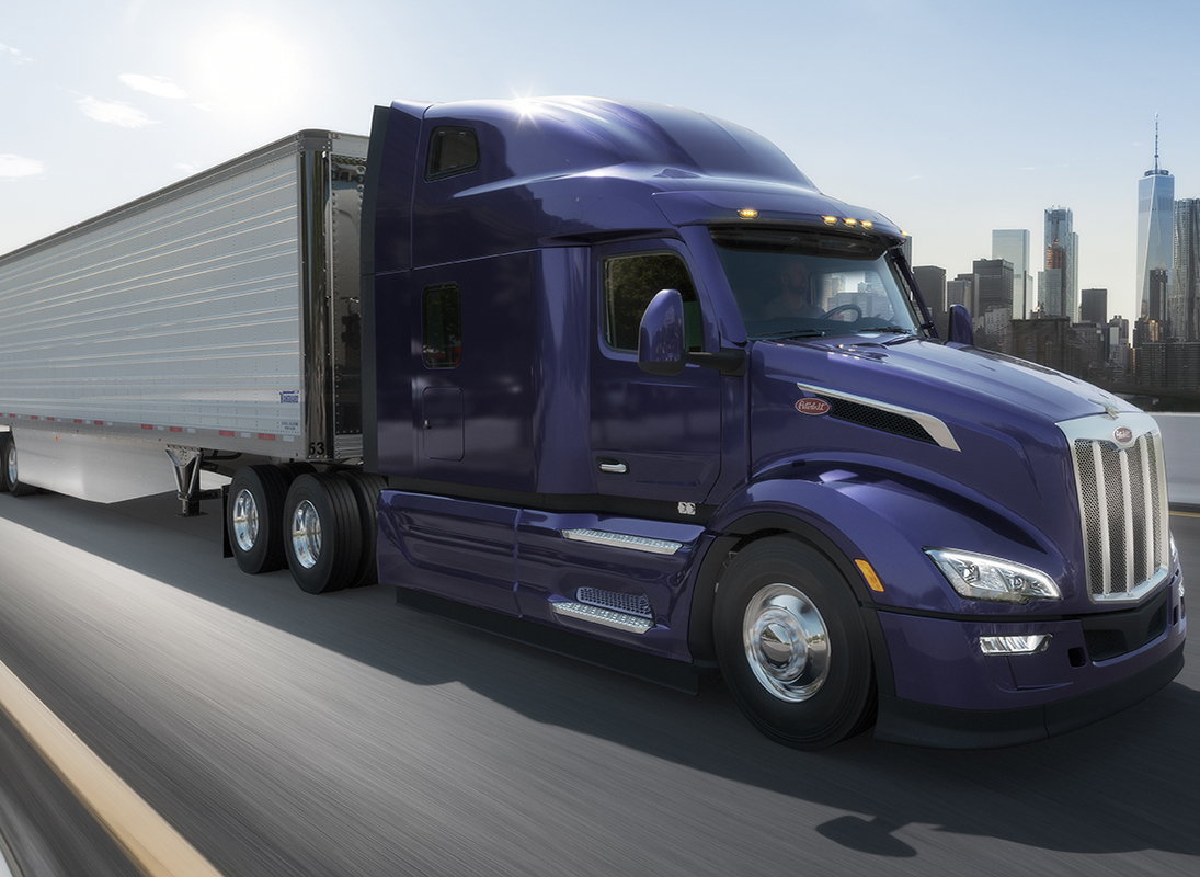 PeterbiltMotors's tweet photo. Sculpted mirror heads and arms maximize aerodynamic efficiency and are now located on the cowl. Advance Aero mirrors with Digital Vision System are available. #NewEraofClass #NewModel579 #PeterbiltPride https://t.co/vt1rilpbAa