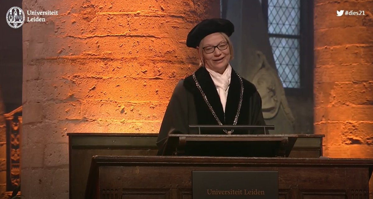 For the first time in history Leiden University has a female Rector Magnificus! Hester Bijl accepted the chain of office. #dies21