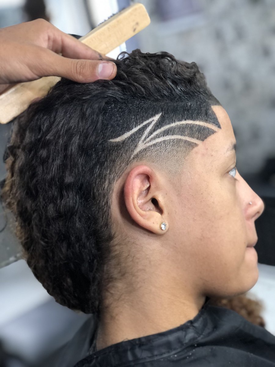 MercedesJuninho's tweet photo. mulher tbm pode rรฉgua? ๐ค๐
#hackerdocorte #barbershopconnect #barbersince98 #barberlifestyle #barbernations #thebarberpost #barbeshop #faded #fade #barbers #barberlessons #brasilbarbs #hairdresser #eumandoocortedojaca #brasilbarber #hairstyle #batalhadosbarbeirosbrasil https://t.co/BPvBzqyVTr