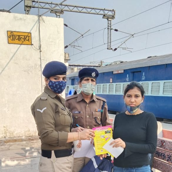 rpfpcljn's tweet photo. On 08.02.2021 team #merisaheli attended train no- 02003,02179,02532,06094,01804,05205,02533, and 02229
under meri saheli project at lucknow junction station.
#dial182
@dscrpfljn
@rpfner
@RPF_INDIA https://t.co/gXqoiMRrfT