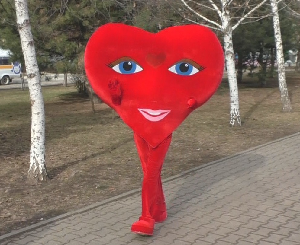 Сделала сама и продаю ростовую куклу "Сердце", она новая, одевала я её один раз только для фото. Цена 20 тысяч рублей.