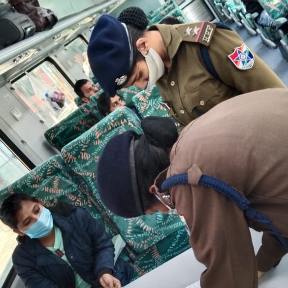 rpfpcljn's tweet photo. On 08.02.2021 team #merisaheli attended train no- 02003,02179,02532,06094,01804,05205,02533, and 02229
under meri saheli project at lucknow junction station.
#dial182
@dscrpfljn
@rpfner
@RPF_INDIA https://t.co/gXqoiMRrfT