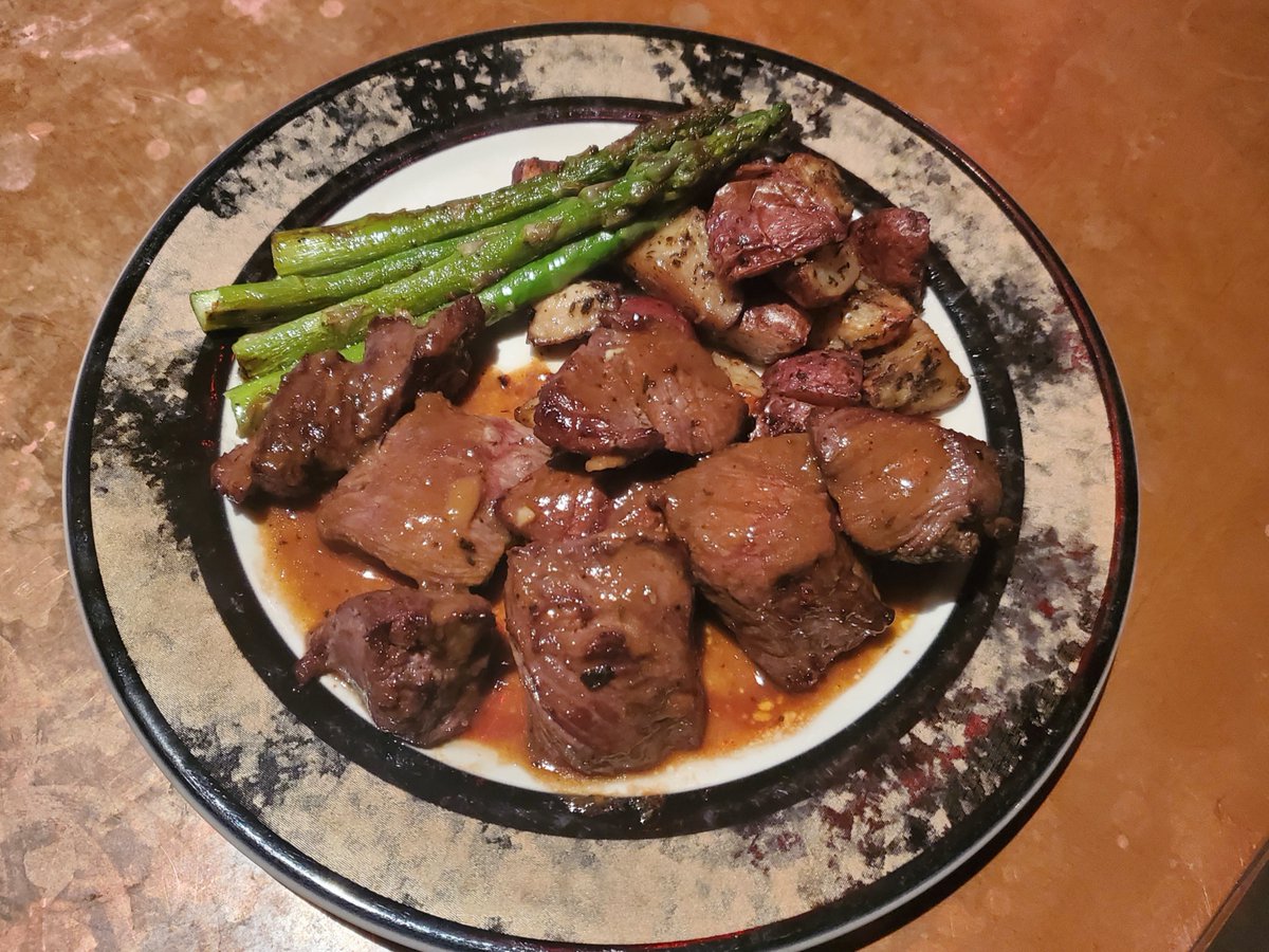 Half Off Monday - mailchi.mp/portsmouthgasl…

Marinated Steak Tips
8oz marinated beef tenderloin tips topped with short rib gravy. Served with herb roasted
red potatoes &amp; seasonal vegetables