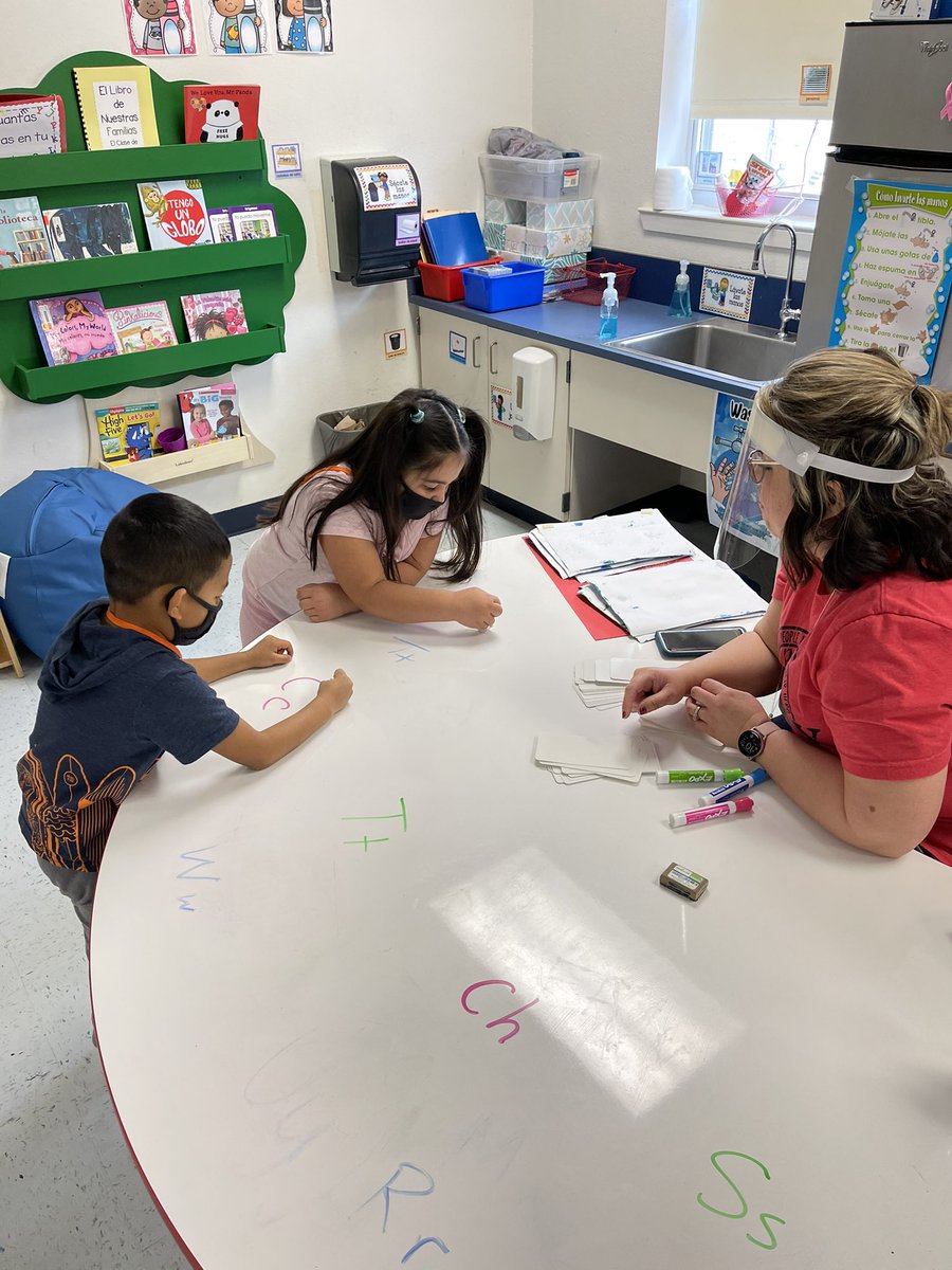 ❤️ these whiteboard tables. Ts find the most creative ways to engage students with them. In this activity, Ss must find the letters and erase them in the same way you would write them- top to bottom, left to right. 👏🏻 #teachersmarts #thejourneymatters #pkstuff #iamwfisd