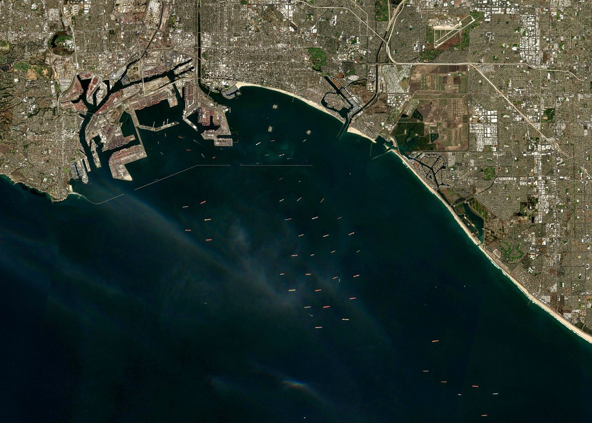 IntrepixGeo's tweet photo. This is what a cargo ship traffic jam looks like from space. Los Angeles on Feb 2nd. #Sentinel2 #LosAngeles #COVID19 #satelliteimage https://t.co/PQYhZKdhfM