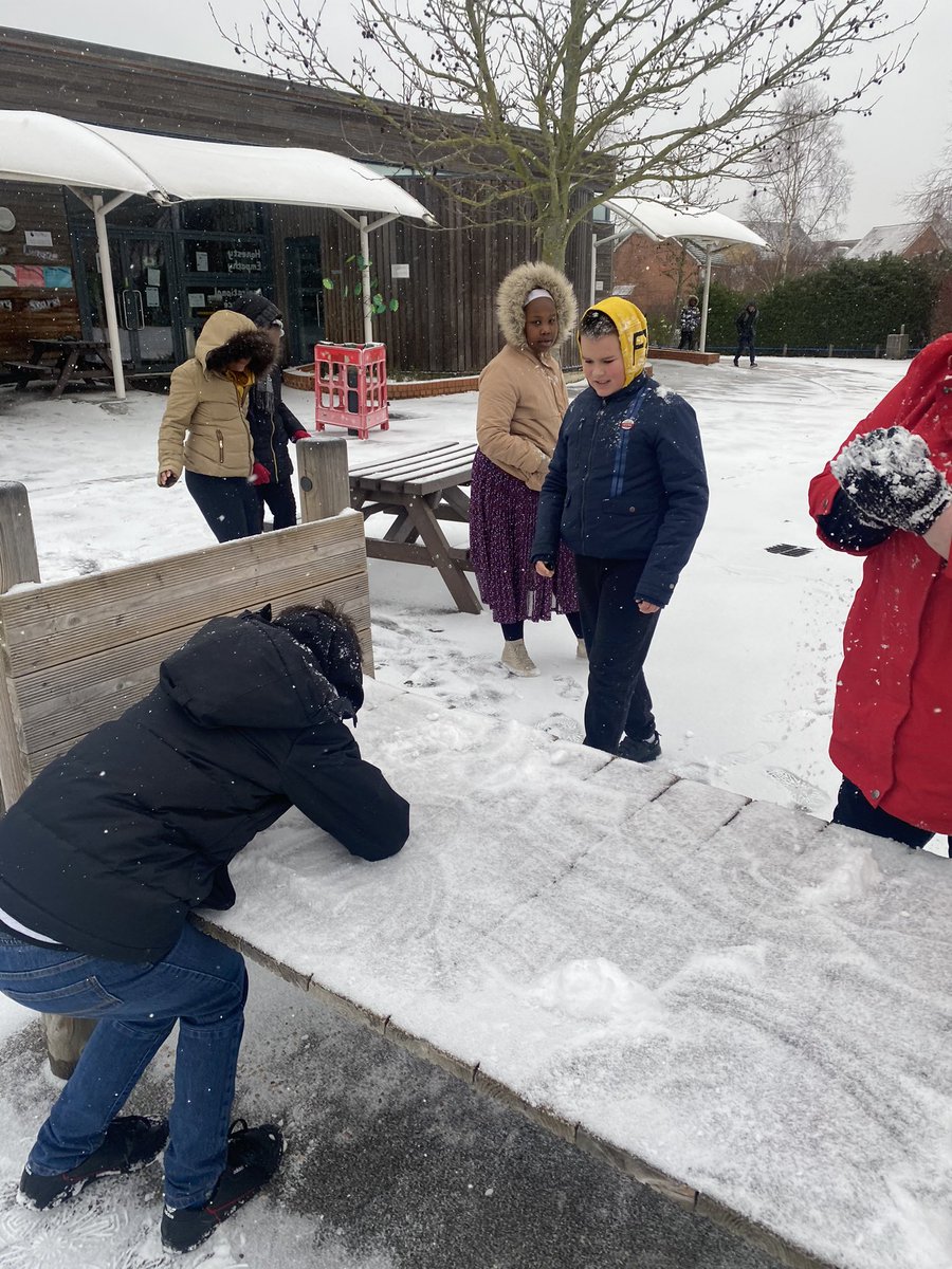 Discovery_Y6's tweet photo. The Year 6 Lockdown Diaries 2021 π βοΈ Welcome to Snowsmead! βοΈ Thereβs no business like SNOW business π¨ Year 6 have had SNOW much fun today π #Year6 #DPS #HavinganICEday #UptoSNOWgood #SNOWhappy ππ€ππ€ https://t.co/a4w5XuLl4L