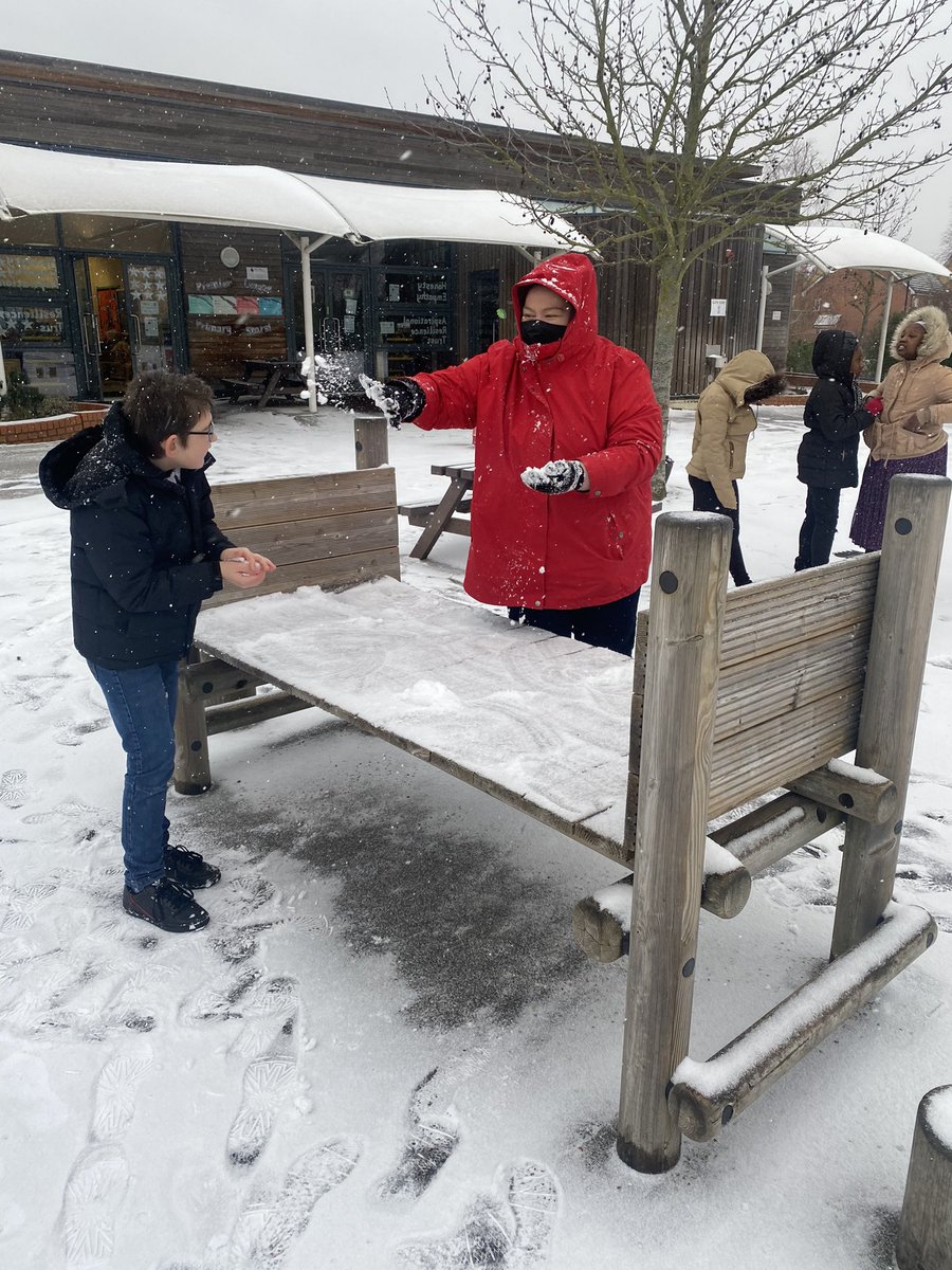 Discovery_Y6's tweet photo. The Year 6 Lockdown Diaries 2021 π βοΈ Welcome to Snowsmead! βοΈ Thereβs no business like SNOW business π¨ Year 6 have had SNOW much fun today π #Year6 #DPS #HavinganICEday #UptoSNOWgood #SNOWhappy ππ€ππ€ https://t.co/a4w5XuLl4L