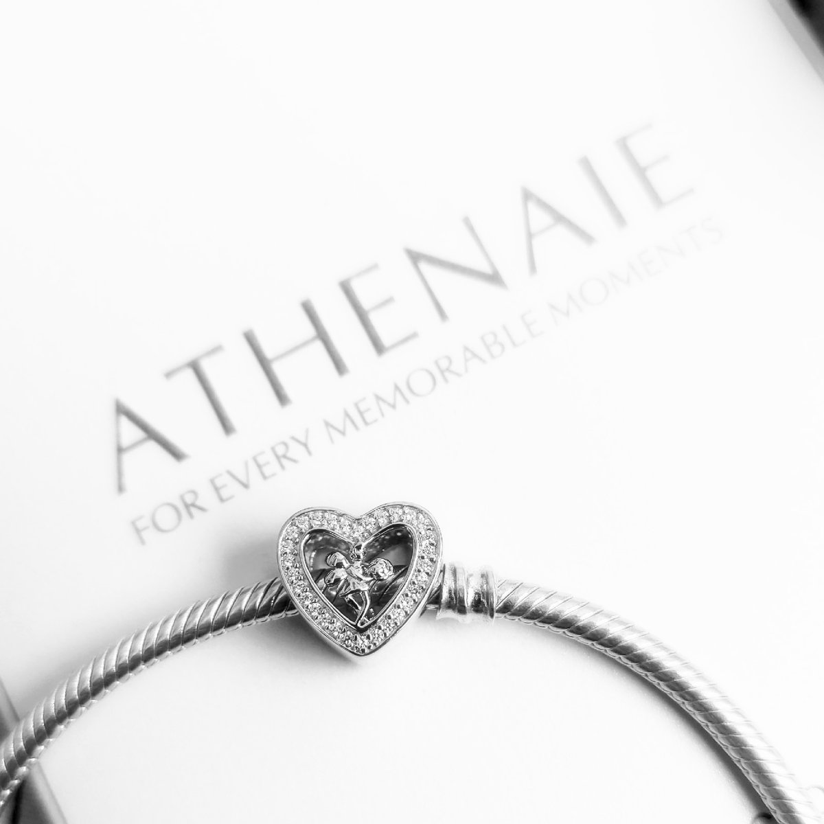 Maria_Abdu's tweet photo. Шарм в виде сердечка
 От #ATHENAIE 
C ангелом, розой и мелкими цирконами. Естественно, серебряный, 925 проба. 

https://t.co/HySMLAE1Is https://t.co/O6SzSEaHTe