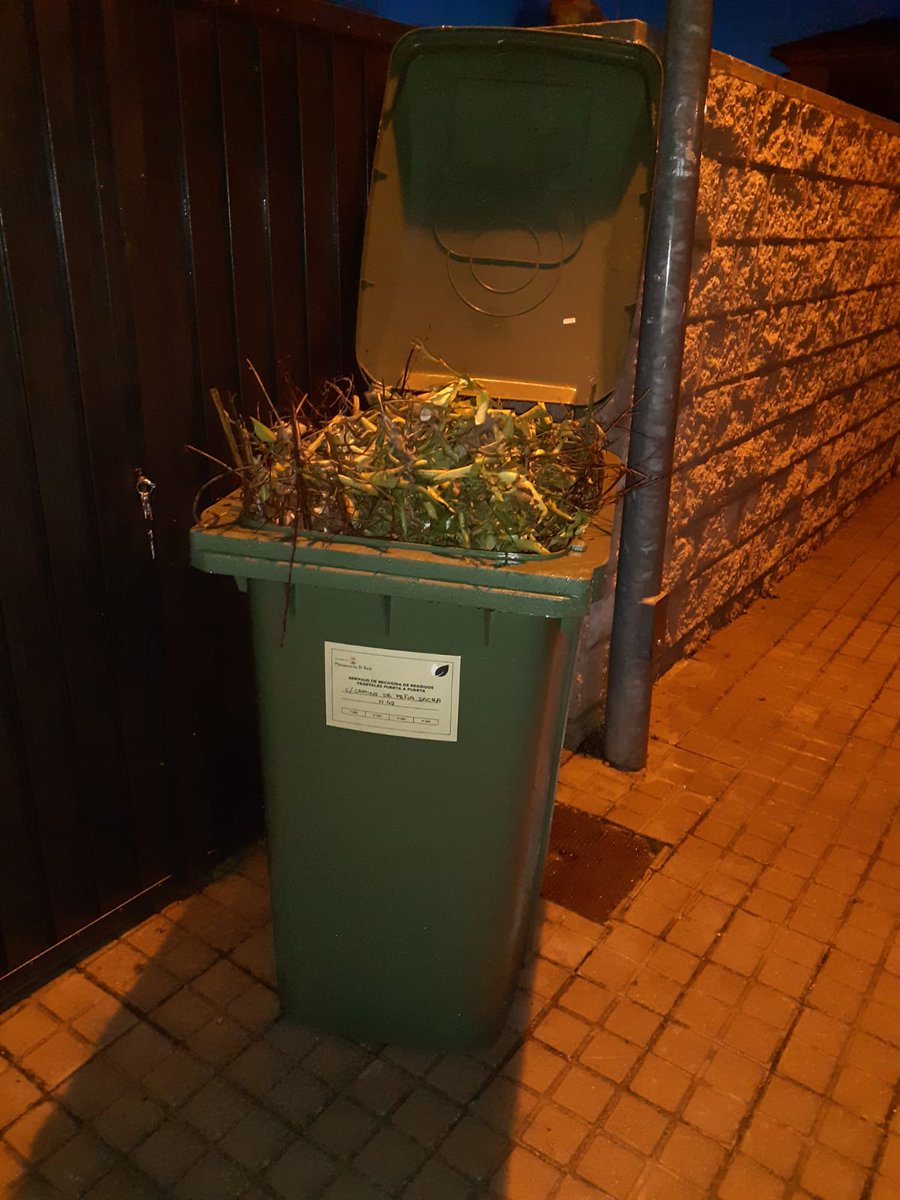 ManzanaresReal's tweet photo. 👏🏽🍃 Primer día del proyecto piloto de recogida de #residuos vegetales ‘puerta a puerta’.
Estos residuos van a una planta de compostaje para ser transformados en #compost y #mantillo ecológicos.
Más detalles:
https://t.co/aOgZrXYuAy
#ManzaParaTodos #medioambiente #reciclaje https://t.co/d12tGL5hYz