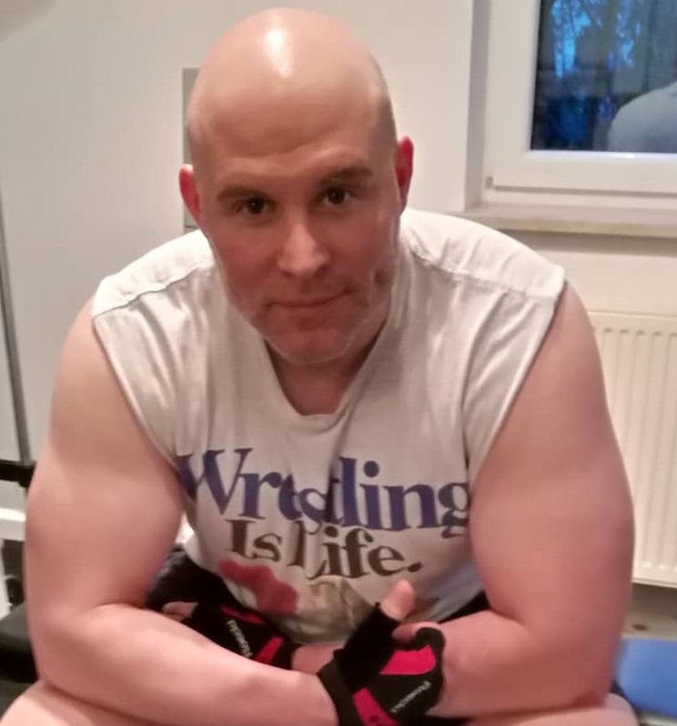 He just started tonight, but then Columbine happened and men with black coats had to disappear for a while. Alex Wright is the owner of New Sport Entertainment GmbH. Look at the guns on him. Come back anyone?