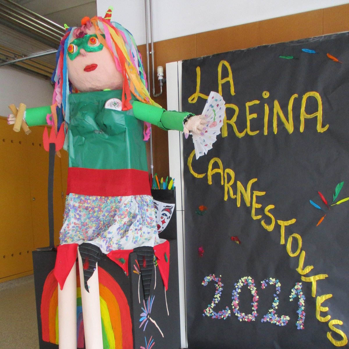 Atenció famílies!🥳
Amb la Reina Carnestoltes arriben les seves ensoltes.
Dilluns: complement de pel·lícula .
Dimarts: vestit d'un sol color.
Dimecres: mudat de cintura per amunt i amb pijama de cintura per avall.
Dijous: tothom disfressat! enguany de  🎭 Festa Major 🎭