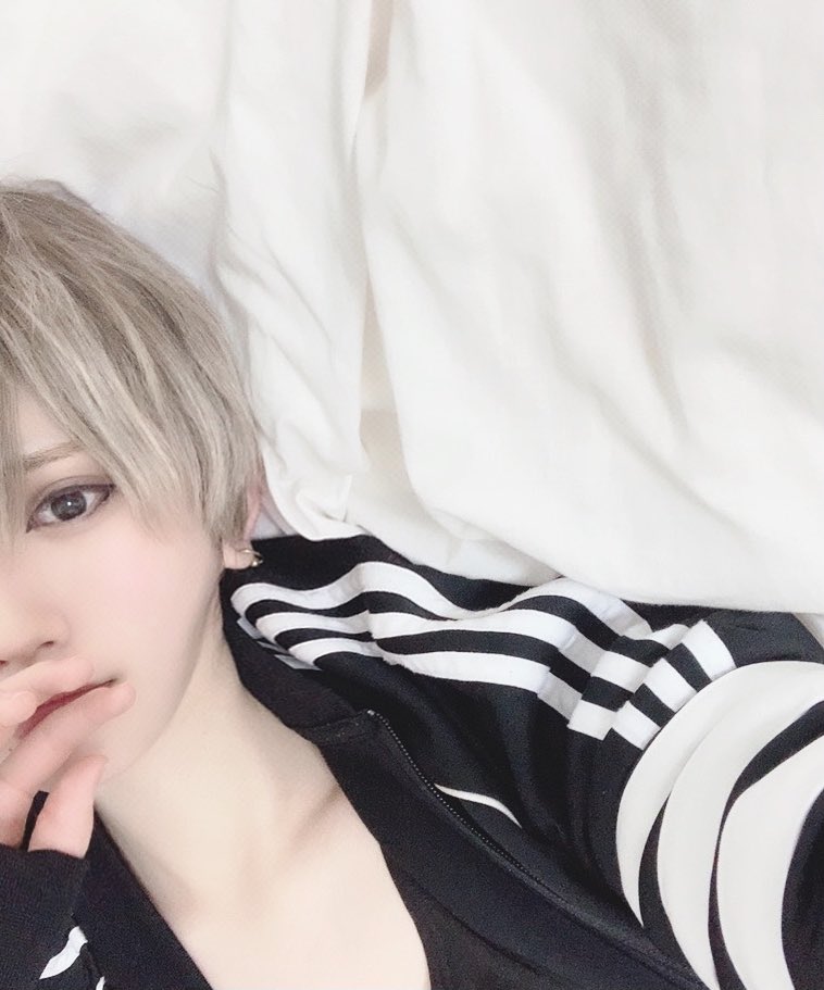 ____19aj_'s tweet photo. もう2月ですね（遅）

自分は明日、明後日試験だ

はぁやだ

明日は早起きなので早めに寝ようと思ったが、寝るには早すぎる時間。
久しぶりにタグ流させて頂きます。

過去画使わせてください。

#RT拡散希望 #男装 #顔真似 #RTした人で気になった人お迎え #再スタート #いいねで気になった人お迎え https://t.co/FjMOKCyez3