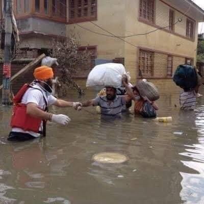 SandhuGurdev's tweet photo. @KanganaTeam ये देखो आतंकवादी क्या कर रहे है ।इन के पास ख़ालिस्तनी फ़्लैग भी ज़रूर होगा ।वही फ़्लैग जो फ़ौजी भई चाइना बॉर्डर पे भी लहराते है । जो हर एक गुरुद्वारा में भी होता है । 🙏 https://t.co/HGEMF36dt1
