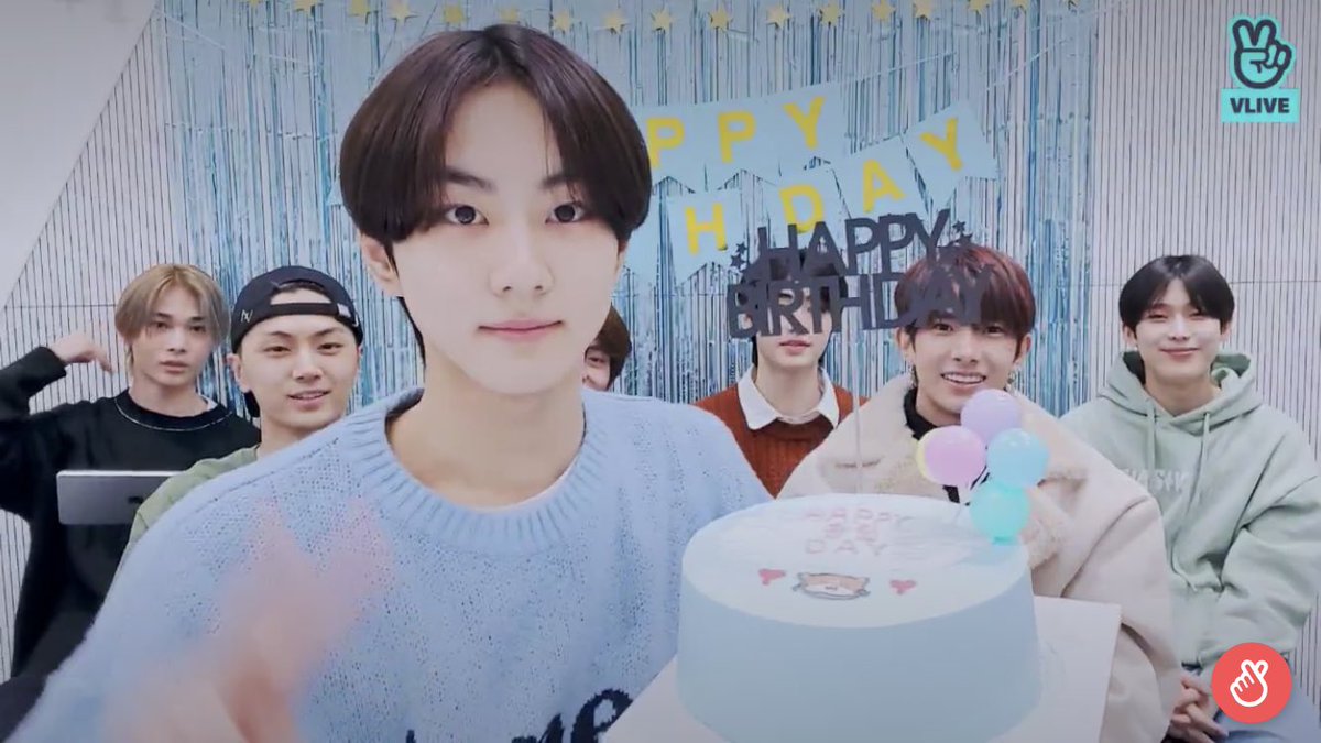 น้องจองวอนชอบสีฟ้ามากจริงแหละ ธีมวันนี้ เค้กเอย เสื้อเอย สีฟ้าหมดเลย น่ารักกกก