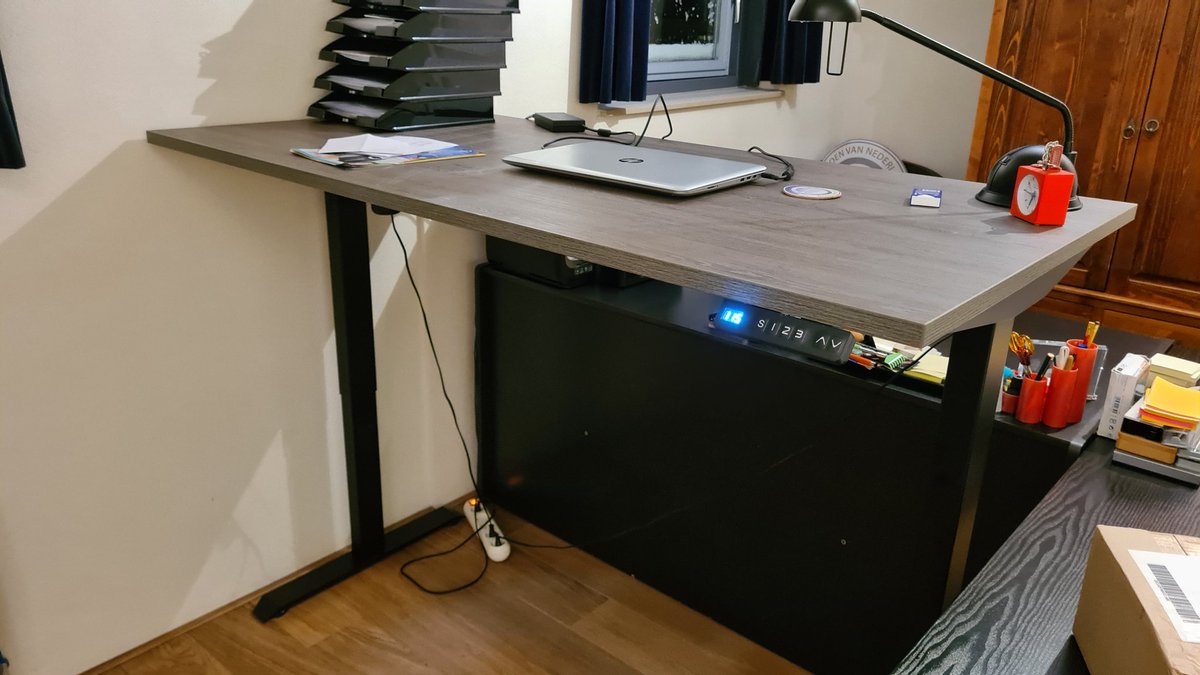 Ik trakteerde mezelf op een zit/sta-bureau, wat een zaligheid. Voor iedereen die veel thuiswerkt (wie niet deze tijd): een aanrader!

#thuiswerken #thuiskantoor #fit #vitaal