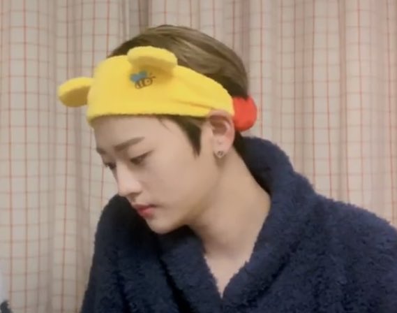 WEi_CLOSET's tweet photo. 210208 V LIVE 용하랑 석화랑 놀러왔모.. #석화 #강석화 #WEi 🐥
브랜드: DOU2
제품명: T02-곰돌이푸 머리띠-T
가격: 8,280 (11번가 기준) 해외 제품입니다

https://t.co/uuR5Q1hhr2 https://t.co/lxliPZqPi1