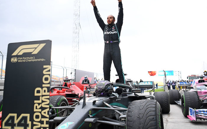 Lewis Hamilton signs new one year deal with Mercedes