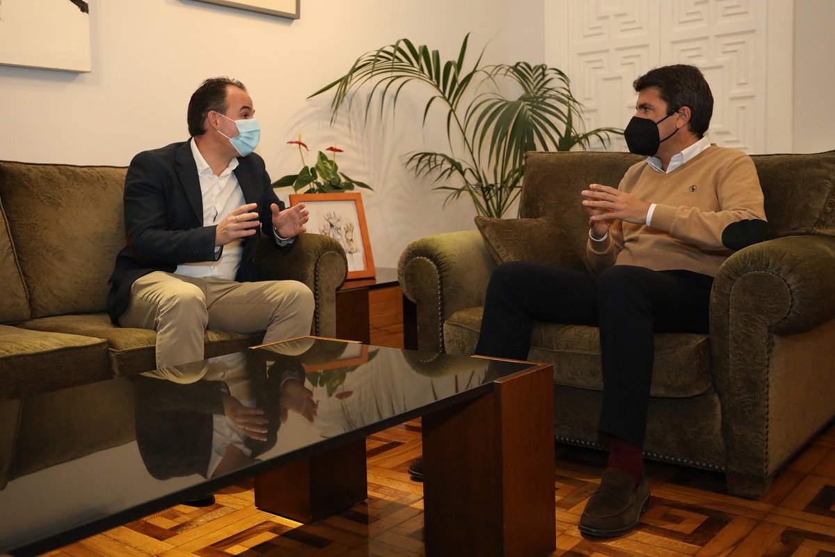 dipuAlicante's tweet photo. El presidente @CarlosMazon40 continúa la ronda de contactos con los alcaldes de la provincia para conocer de primera mano las necesidades y demandas de sus municipios. Hoy sesión de trabajo con los primeros ediles de #FormenteraDelSegura, Francisco Cano, y #Benimeli, José Lull 🤝 https://t.co/jVumnPRhMA