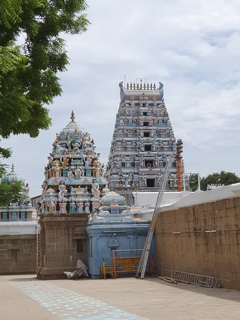 3/4Inside this tiny temple 1100 yrs old temple, Shri Vaikuntavasa Perumal in Uthiremerur, there r inscriptions on the walls which talk abt method of ELECTING people's representatives, how people should lead their life, and how assets belonging to the temple should be used.